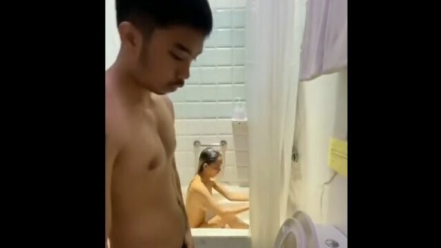 Basang basa sa iyotan sa banyo