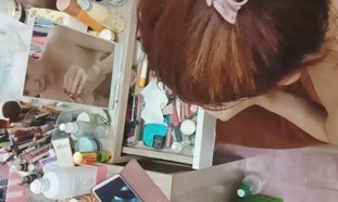 Di Nakapigil sa GF na Hubad Habang Nagme-Make Up