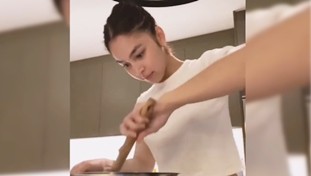 Julia Barretto Walang Bra Habang Nagluluto. Yum!