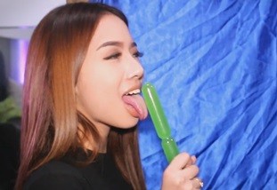 Daks or Juts Pinay Models Chinupa Ang Ice Pop, Nakakalibog!