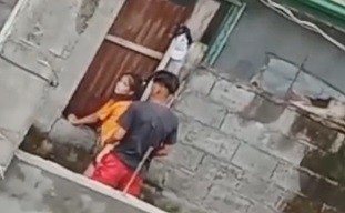 Tinorjack sa Likod Bahay Na-Bidyohan ng Kapitbahay!