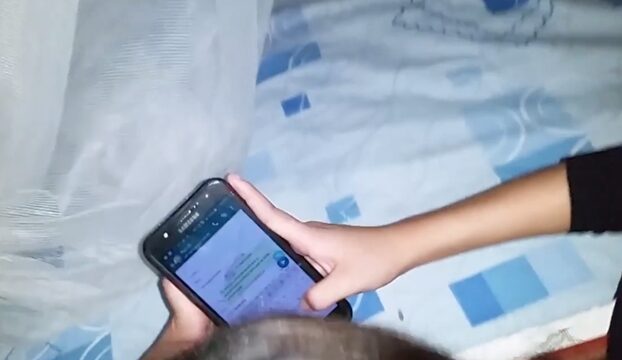 Ka-Chat si Boyfriend Habang Nag Eenjoy Sya sa Kantot ni Friend