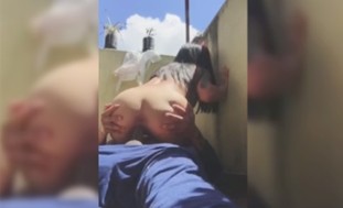 Kakaiba talaga trip nitong si girlfriend – Tanghaling tapat sa balcony daw kami magkantotan