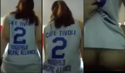 Klasik Rare Pinay na Suot pa ang Jersey ko Habang Umiindayog siya sa Taas ko