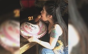 Mukhang alam ko na ang masamang balak ni Birthday Girl sa akin mamaya nagpapraktis na eh