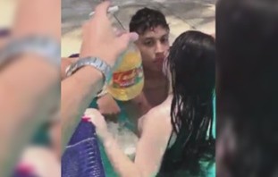 Sa pool nagparaos walang pakialam sa ibang tao