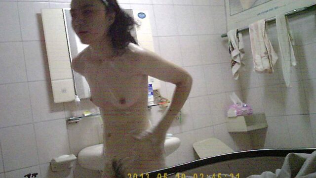 Peeping on female classmate taking shower1/3