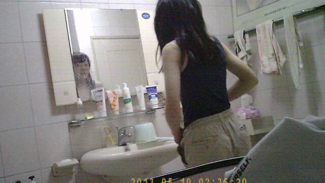 Peeping on female classmate taking shower1/1