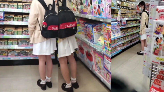 おもちゃを買いに来たおさげの可愛い女の子